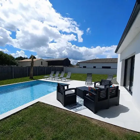 Villa Contemporaine Avec Piscine A *