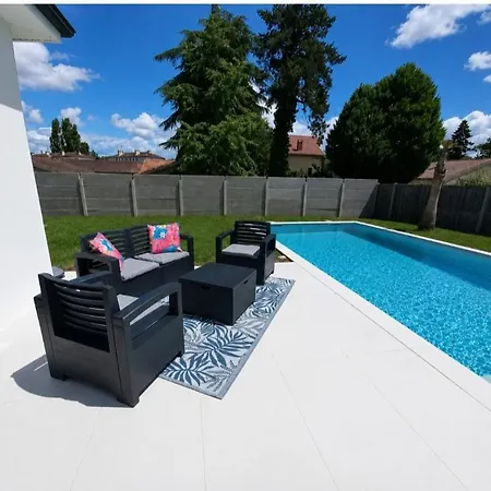 Villa Contemporaine Avec Piscine A *