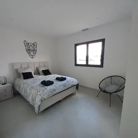 Contemporaine Avec Piscine A וילה