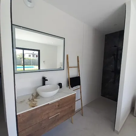 Contemporaine Avec Piscine A *